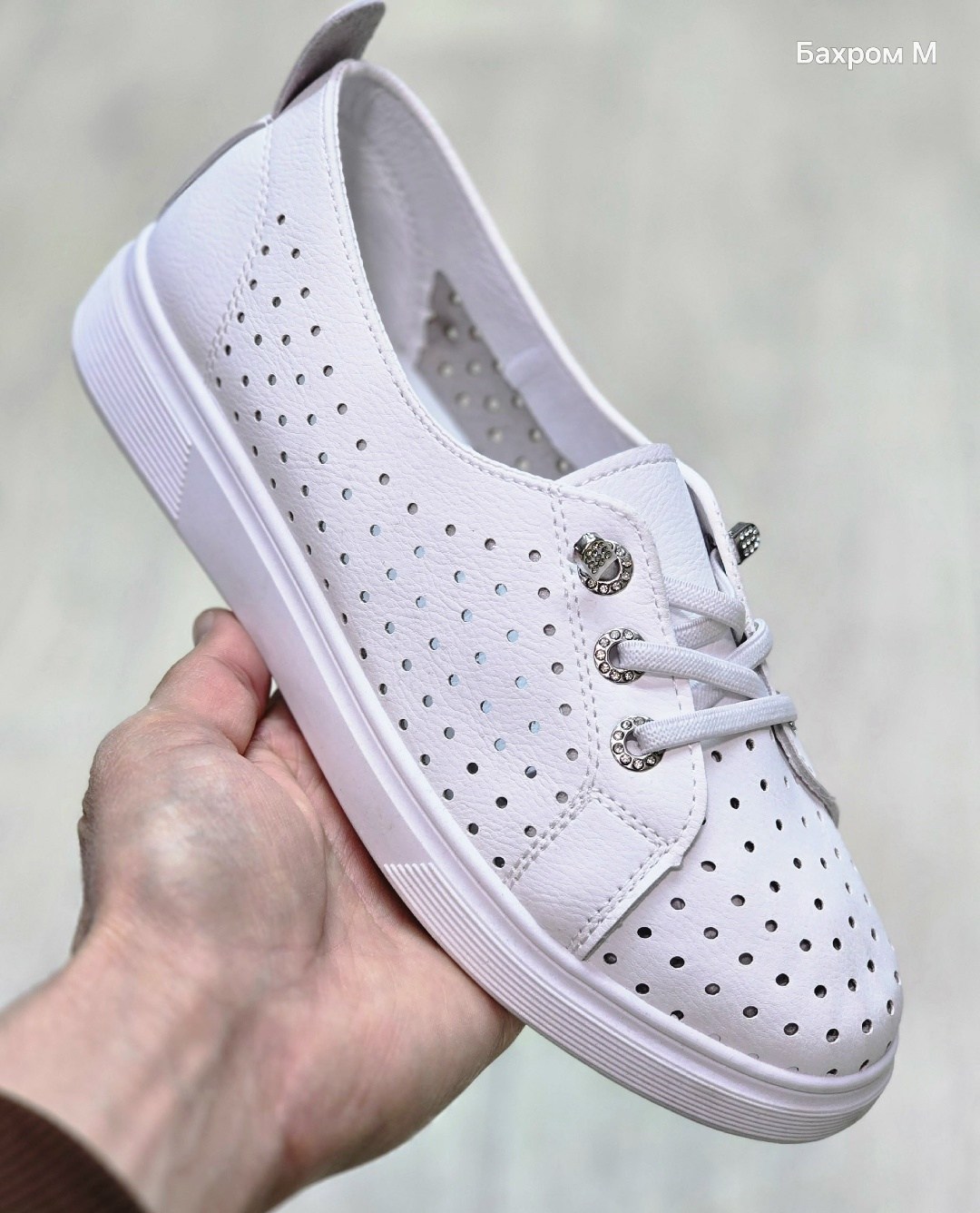 ,кеды перфорированные женские,кроссовки с перфорацией,туфли с перфорацией,мокасины белые с перфорацией