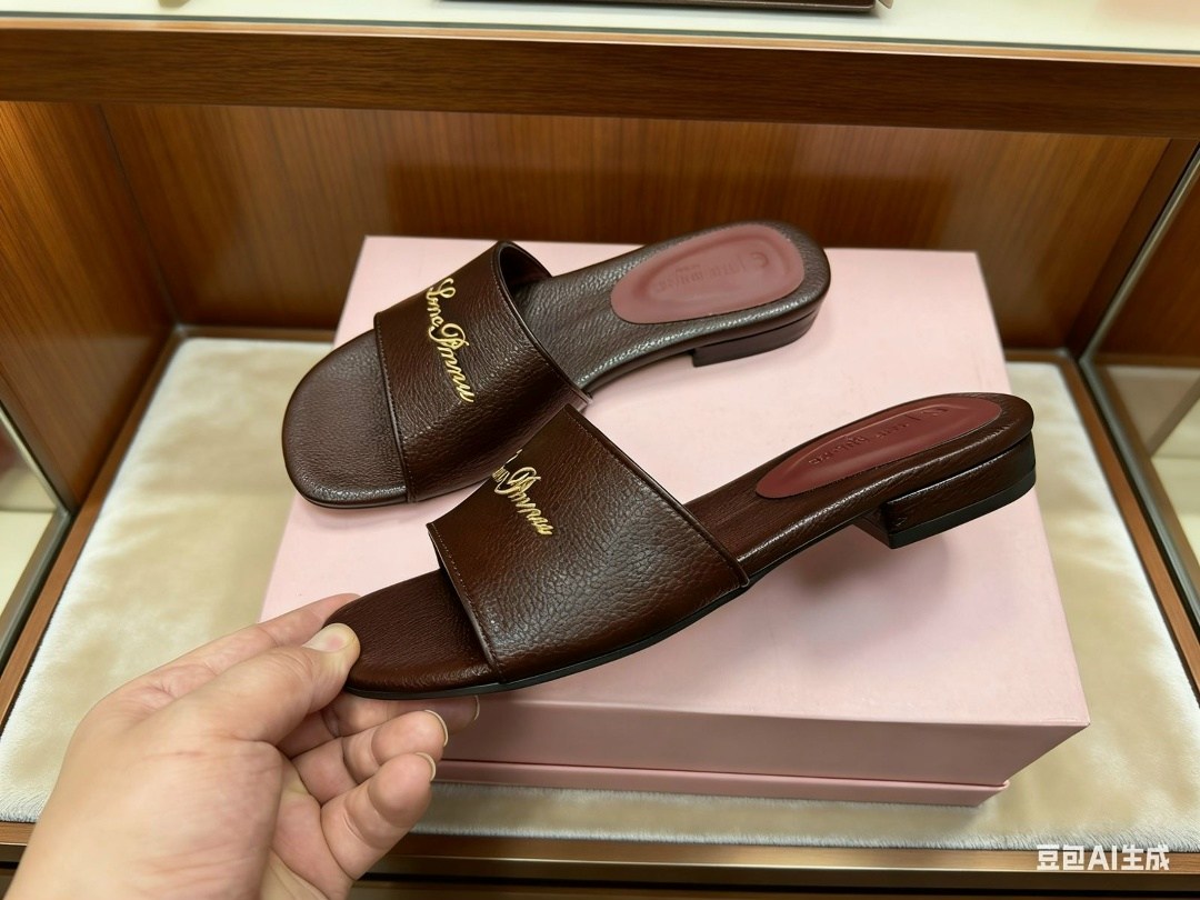 женские шлепанцы,,loro piana шлепки,модные шлепанцы,модные тапочки