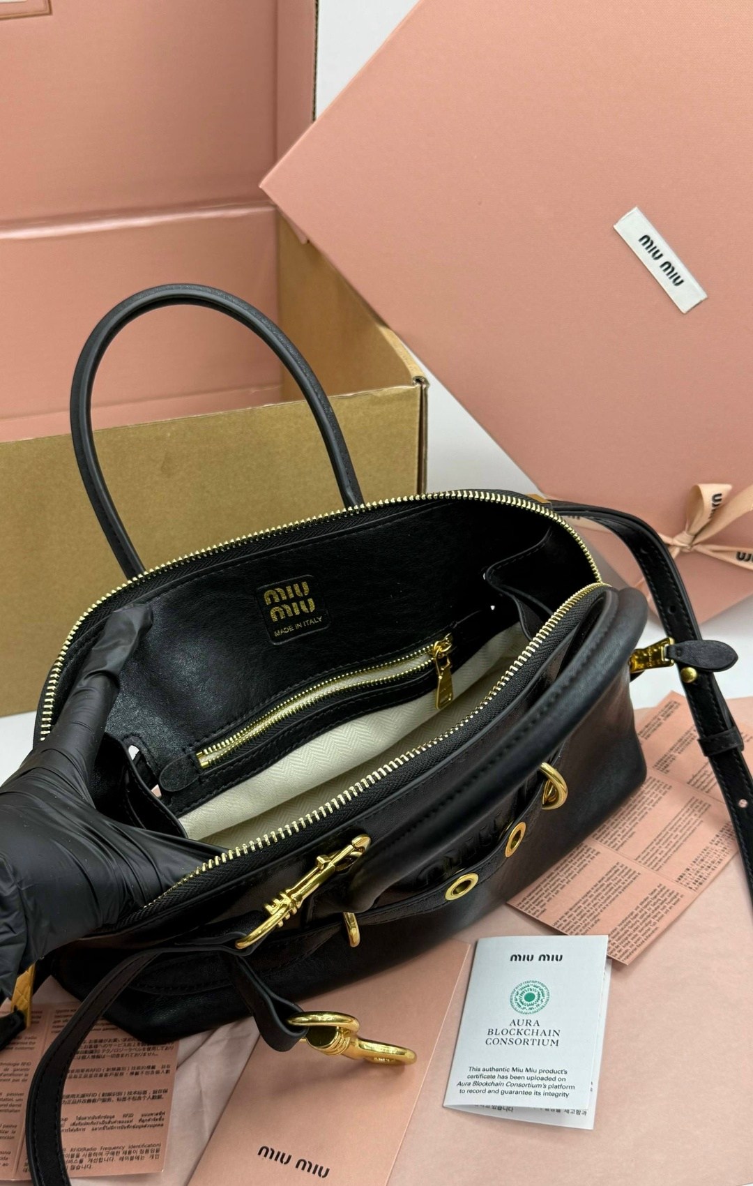 miu miu сумка женская,женская кожаная сумка miu miu aventure черная,miu miu сумка,небольшая сумка miu miu натуральная кожа чёрная,сумка женская натуральная кожа miu miu
