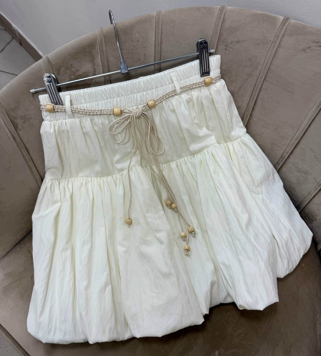 женская повседневная однотонная юбка с рюшами на подоле лето dazy белый,юбка,белые юбки,юбка с оборками,юбка женская белая