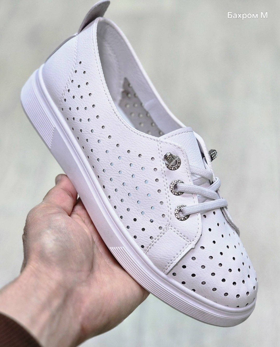 ,кеды перфорированные женские,кроссовки с перфорацией,туфли с перфорацией,мокасины белые с перфорацией