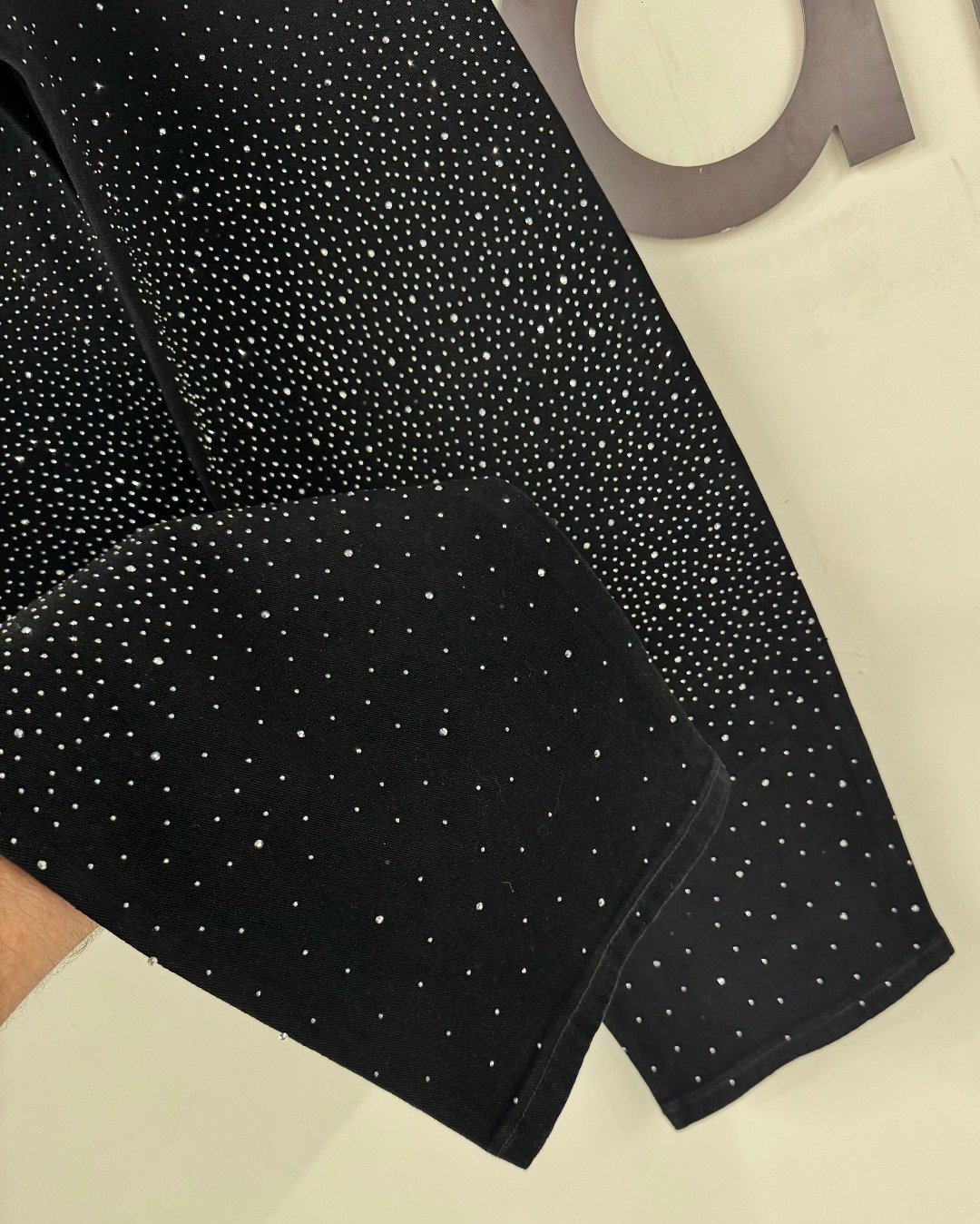 джинсы широкие багги со стразами selfsame,джинсы со стразами,джинсы с термостразами,джинсы широкие багги со стразами selfsame цвет черный,джинсы прямые со стразами черные le o 222675248