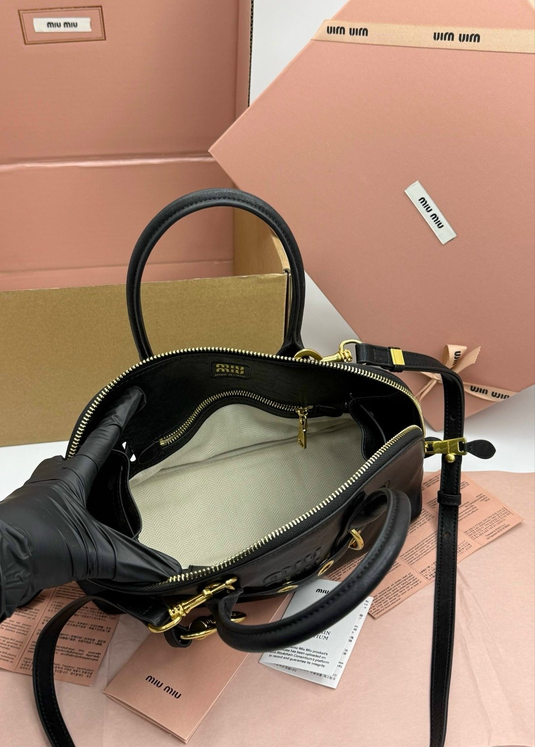 miu miu сумка женская,женская кожаная сумка miu miu aventure черная,miu miu сумка,небольшая сумка miu miu натуральная кожа чёрная,сумка женская натуральная кожа miu miu