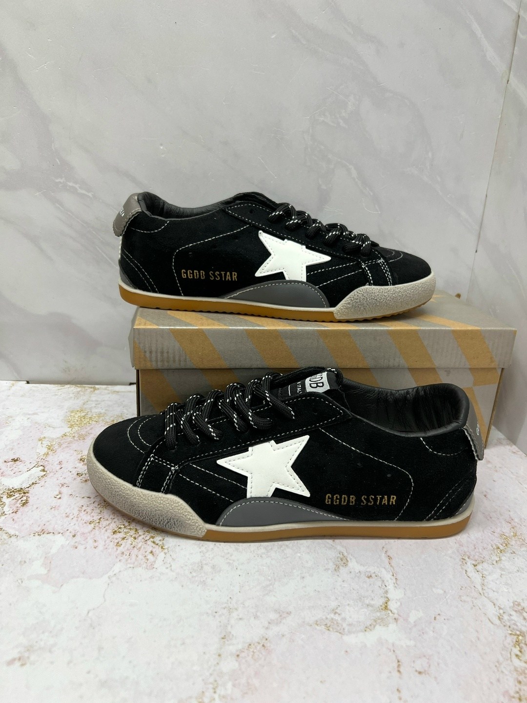 golden goose кроссовки super-star коричневый,коричневые кроссовки ball star golden goose anthracite silver,мужские замшевые низкие кроссовки с вышитыми звездами superstar golden goose коричневый,кеды