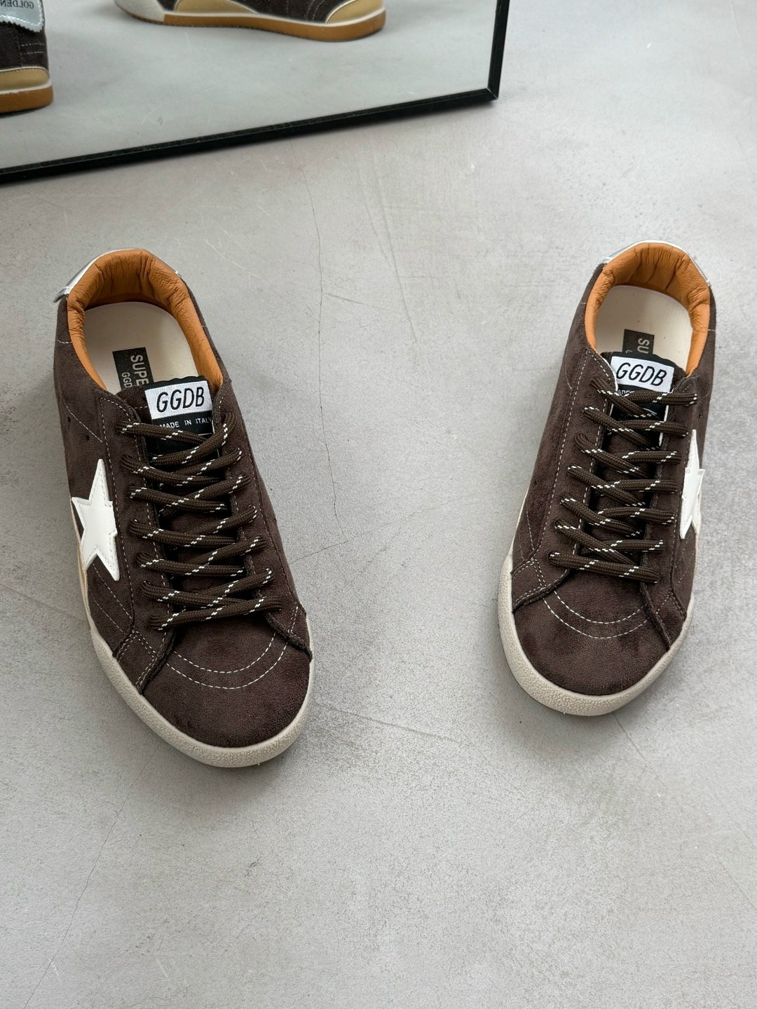 golden goose кроссовки super-star коричневый,,кеды golden goose,мужские замшевые низкие кроссовки с вышитыми звездами superstar golden goose коричневый,кроссовки golden goose