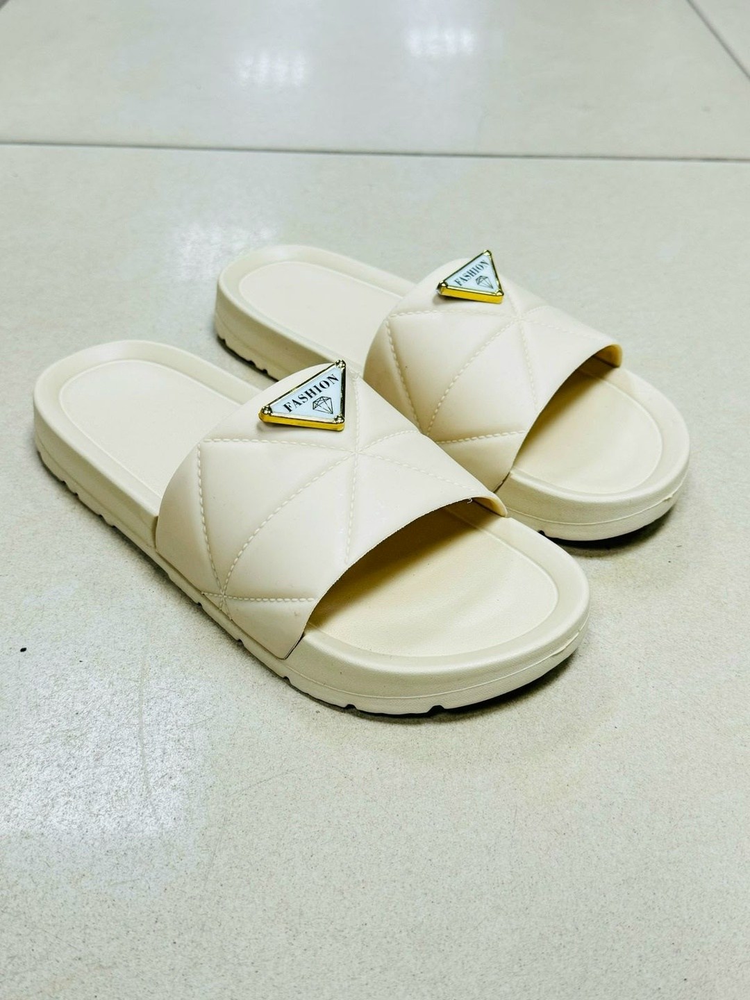 шлепанцы женские,женские сандалии,,шлепки женские,модные тапочки