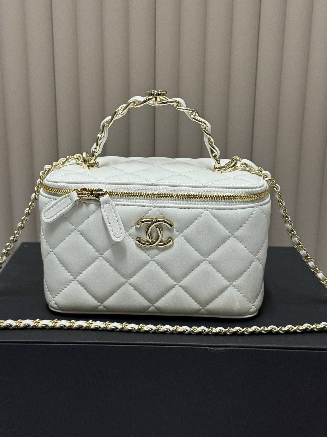 сумка chanel женская,белая кожаная сумка chanel vanity на цепочке,сумка chanel,сумка шанель,сумочка chanel