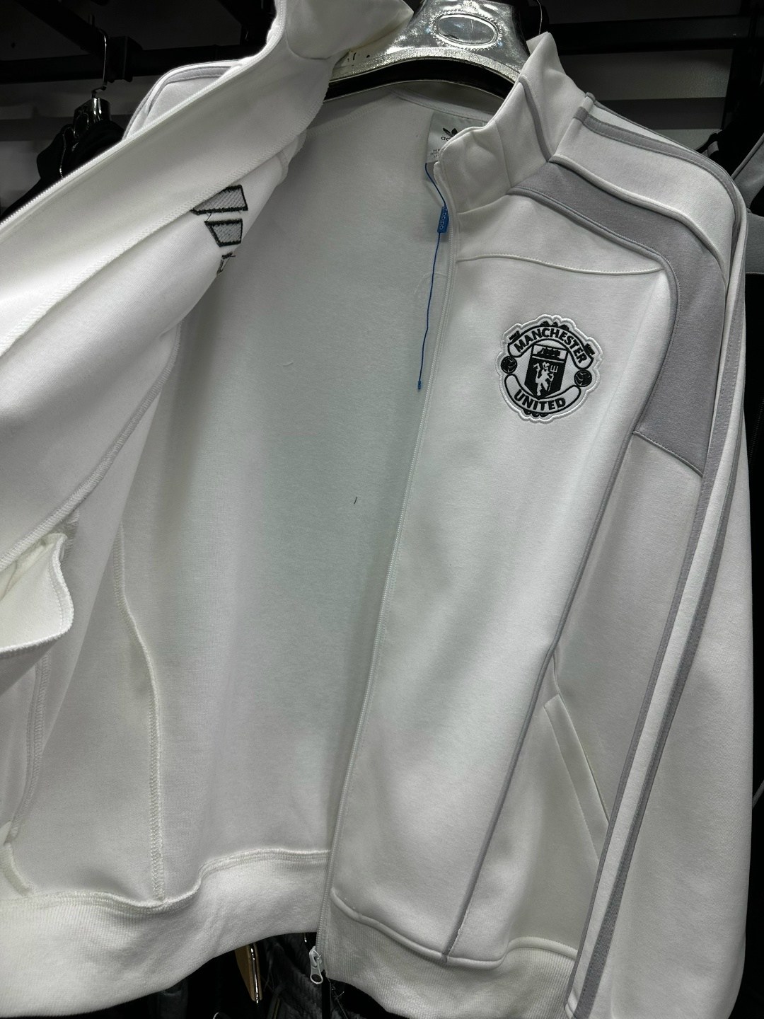 ветровка adidas real madrid,real madrid adidas white jacket,толстовка реал мадрид адидас,адидас реал мадрид,олимпийка реал мадрид адидас