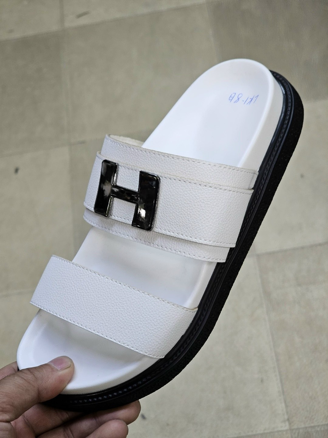 женские шлепанцы,шлёпанцы miu miu,шлепки миу миу,черные шлепанцы,модные шлепанцы