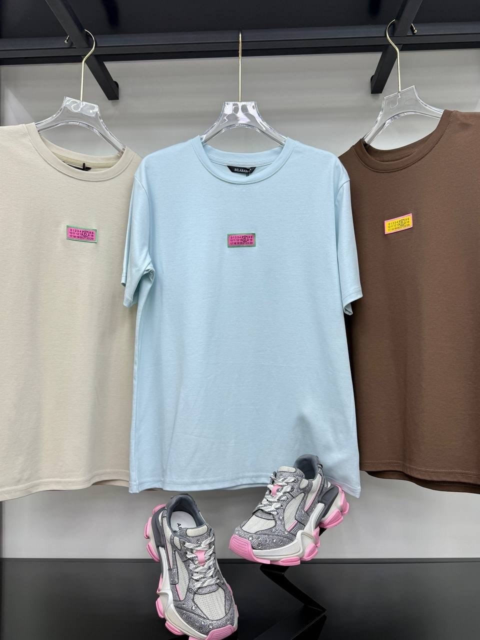 футболки женская,футболки женская оверсайз,голубые джинсы,футболка оверсайз,повседневная одежда