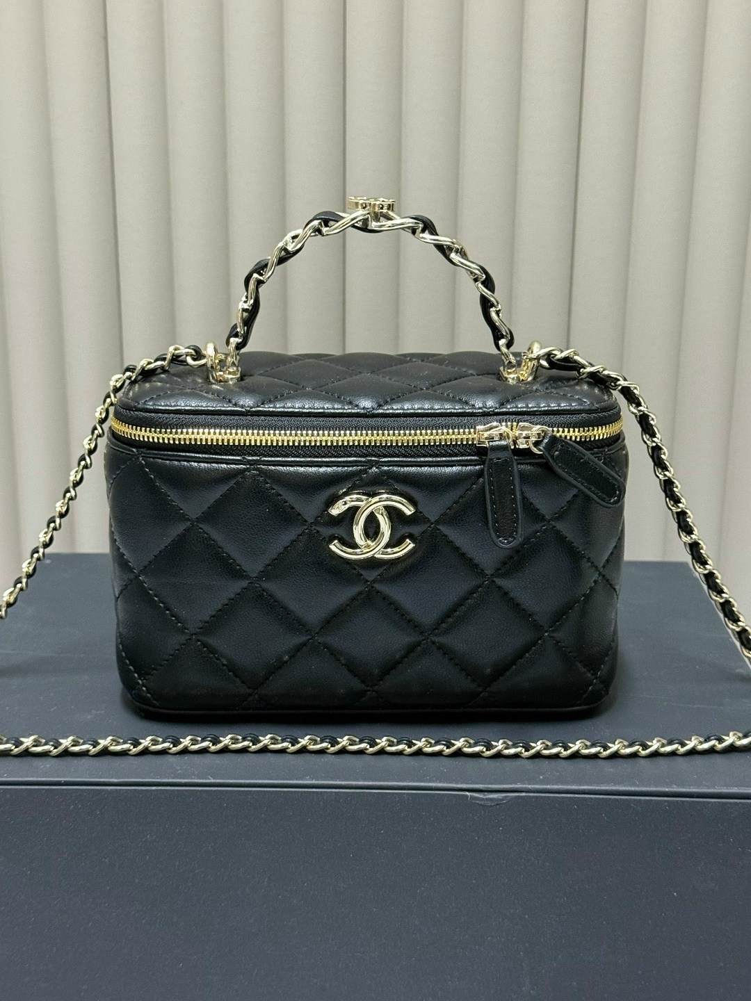 сумка chanel женская,белая кожаная сумка chanel vanity на цепочке,сумка chanel,сумка шанель,сумочка chanel