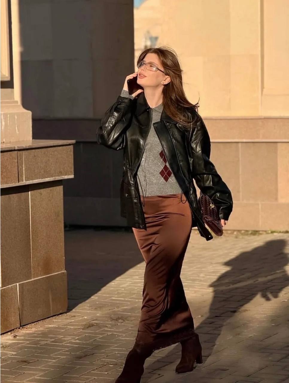атласная юбка,кожаная куртка,стиль одежды,коричневая юбка