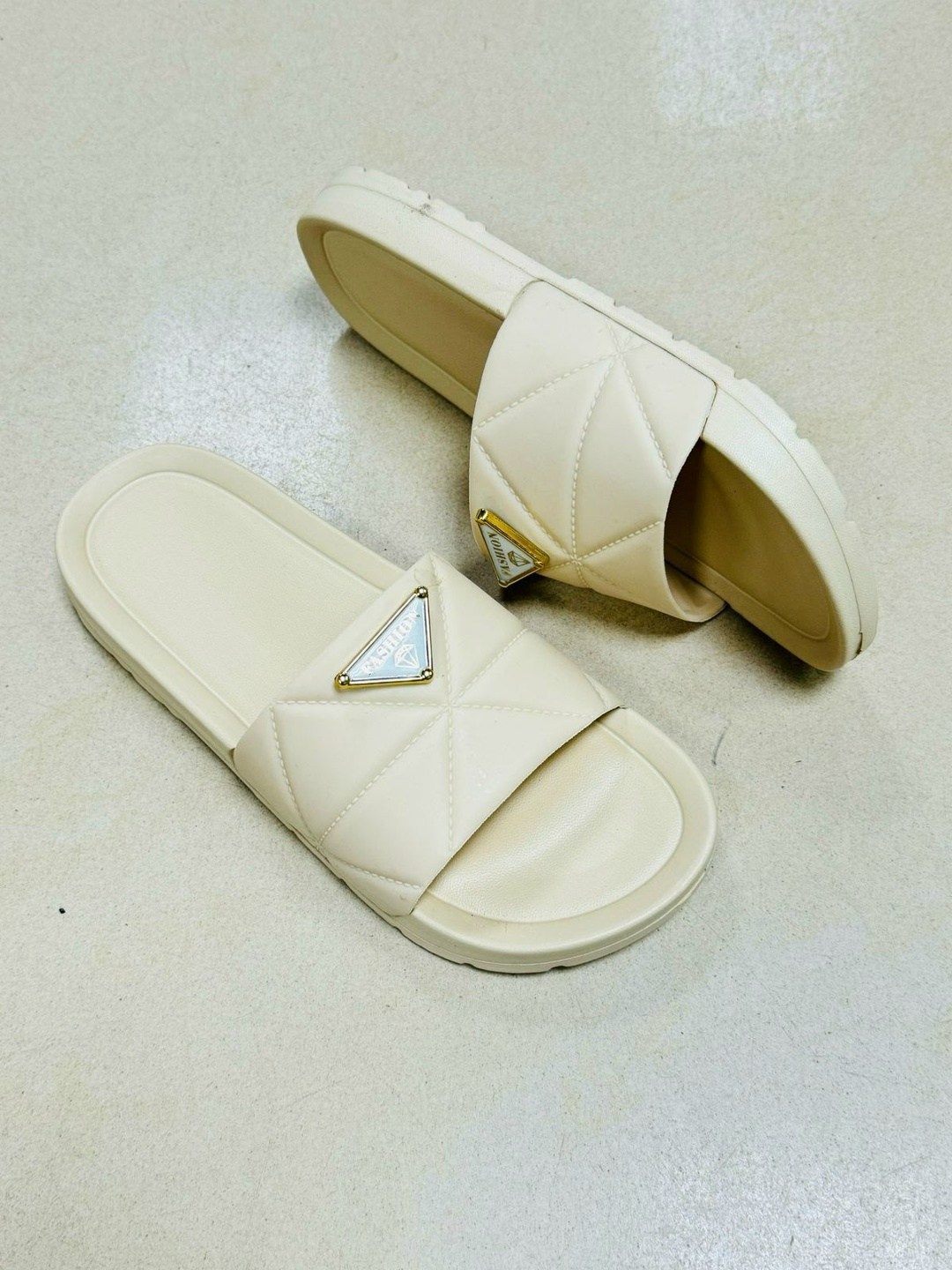 шлепанцы женские,женские сандалии,,шлепки женские,модные тапочки