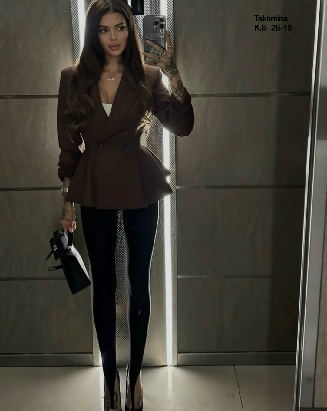 пиджак приталенный с баской bliss,стильные наряды,пиджак женский приталенный праздничный,черный классический костюм женский,брючный костюм классика avemod