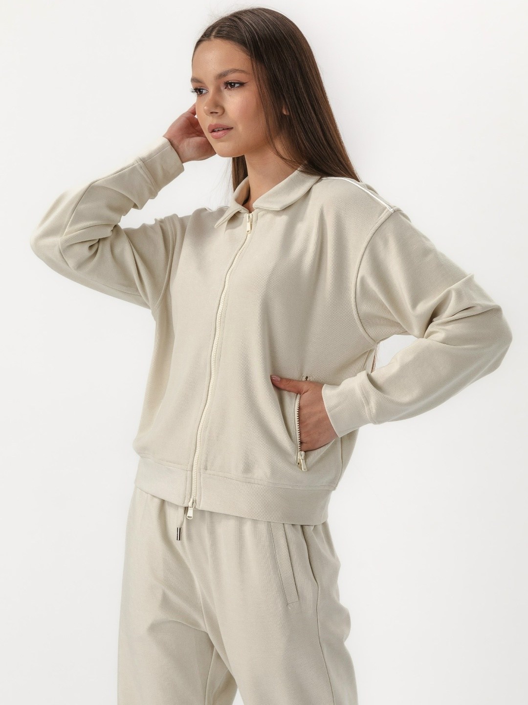 трикотажные костюмы,брюки трикотажные,костюм спортивный,бежевые брюки,костюм с брюками