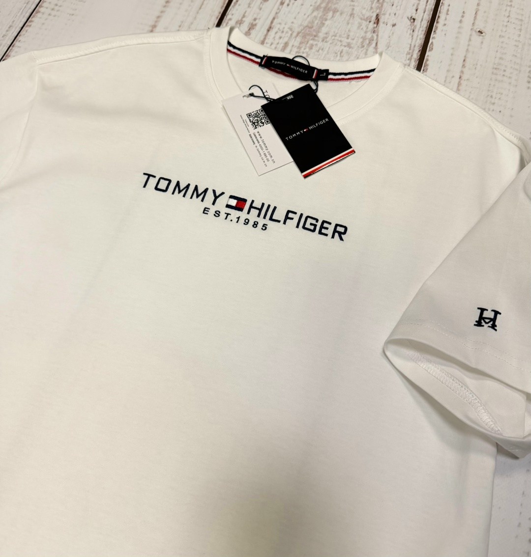 футболка томми хилфигер мужские белая,футболка tommy hilfiger мужская,tommy hilfiger est 1985 футболка,футболка tommy hilfiger,белая футболка с вышитым логотипом tommy hilfiger