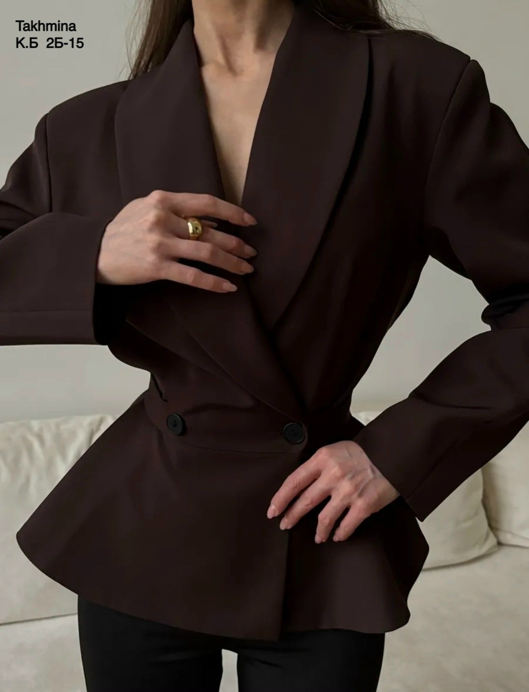 пиджак приталенный с баской bliss,стильные наряды,пиджак женский приталенный праздничный,черный классический костюм женский,брючный костюм классика avemod