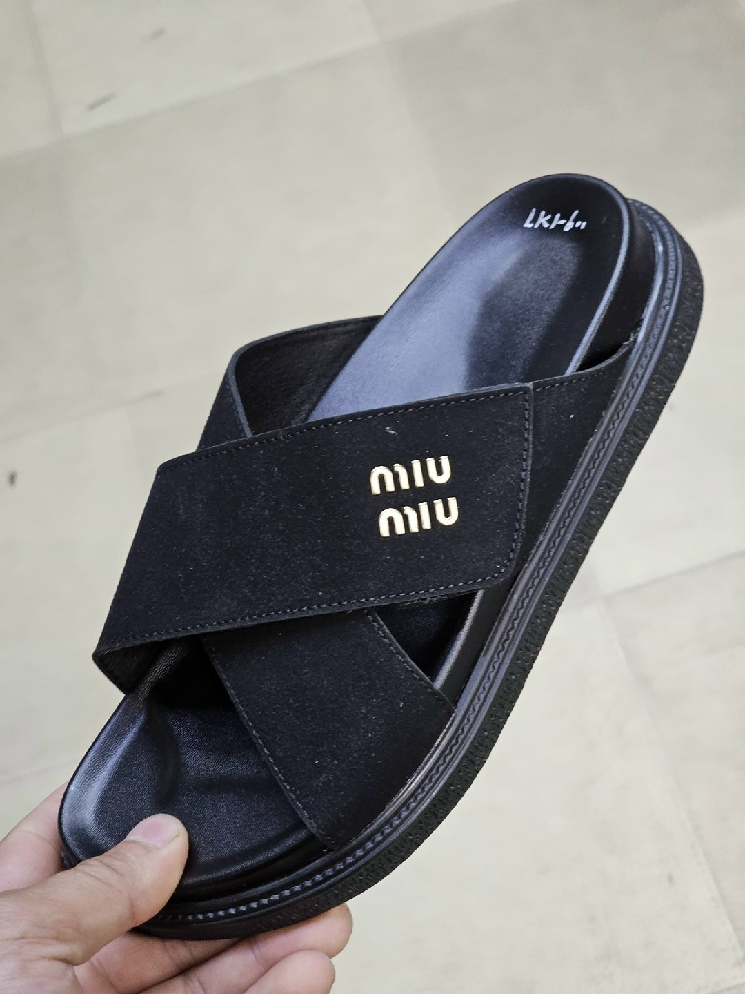 женские шлепанцы,шлёпанцы miu miu,шлепки миу миу,черные шлепанцы,модные шлепанцы