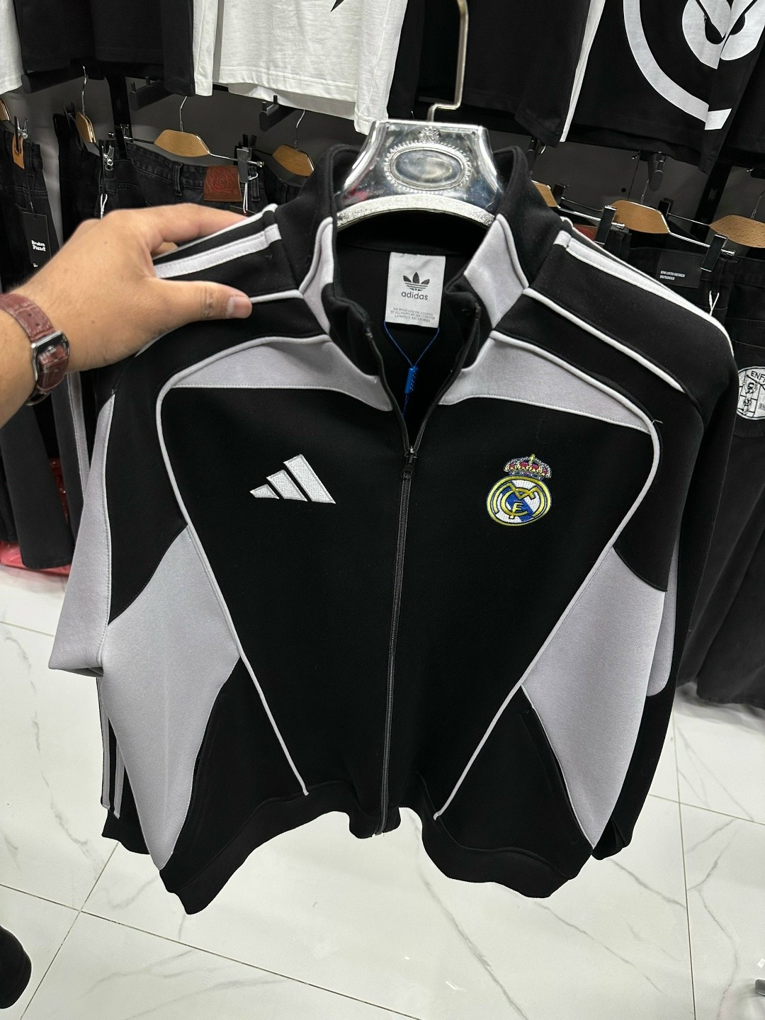 ветровка adidas real madrid,real madrid adidas white jacket,толстовка реал мадрид адидас,адидас реал мадрид,олимпийка реал мадрид адидас