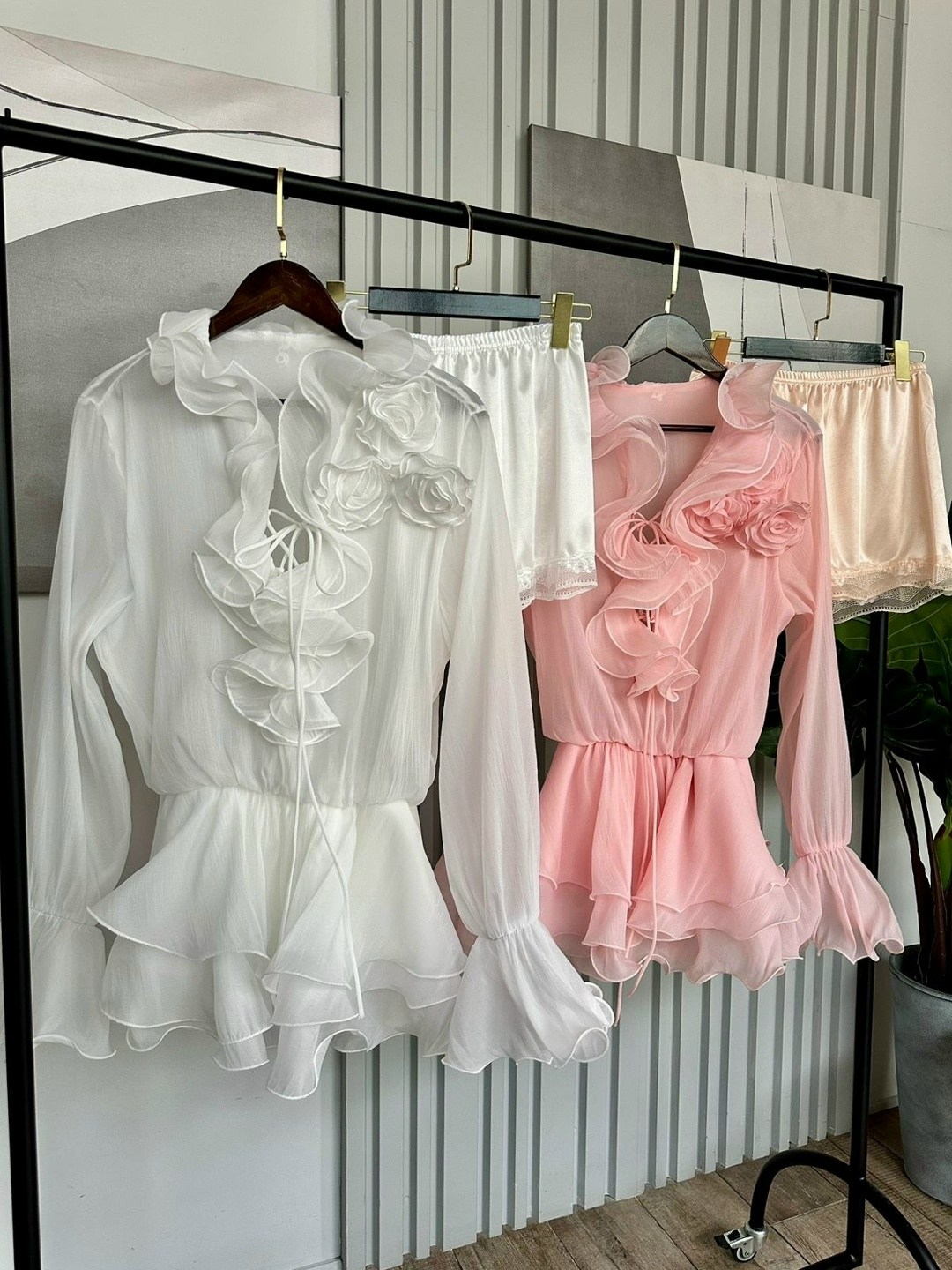 стильные костюмы,платье с рюшами,одежда стильная,модель платья с рюшами