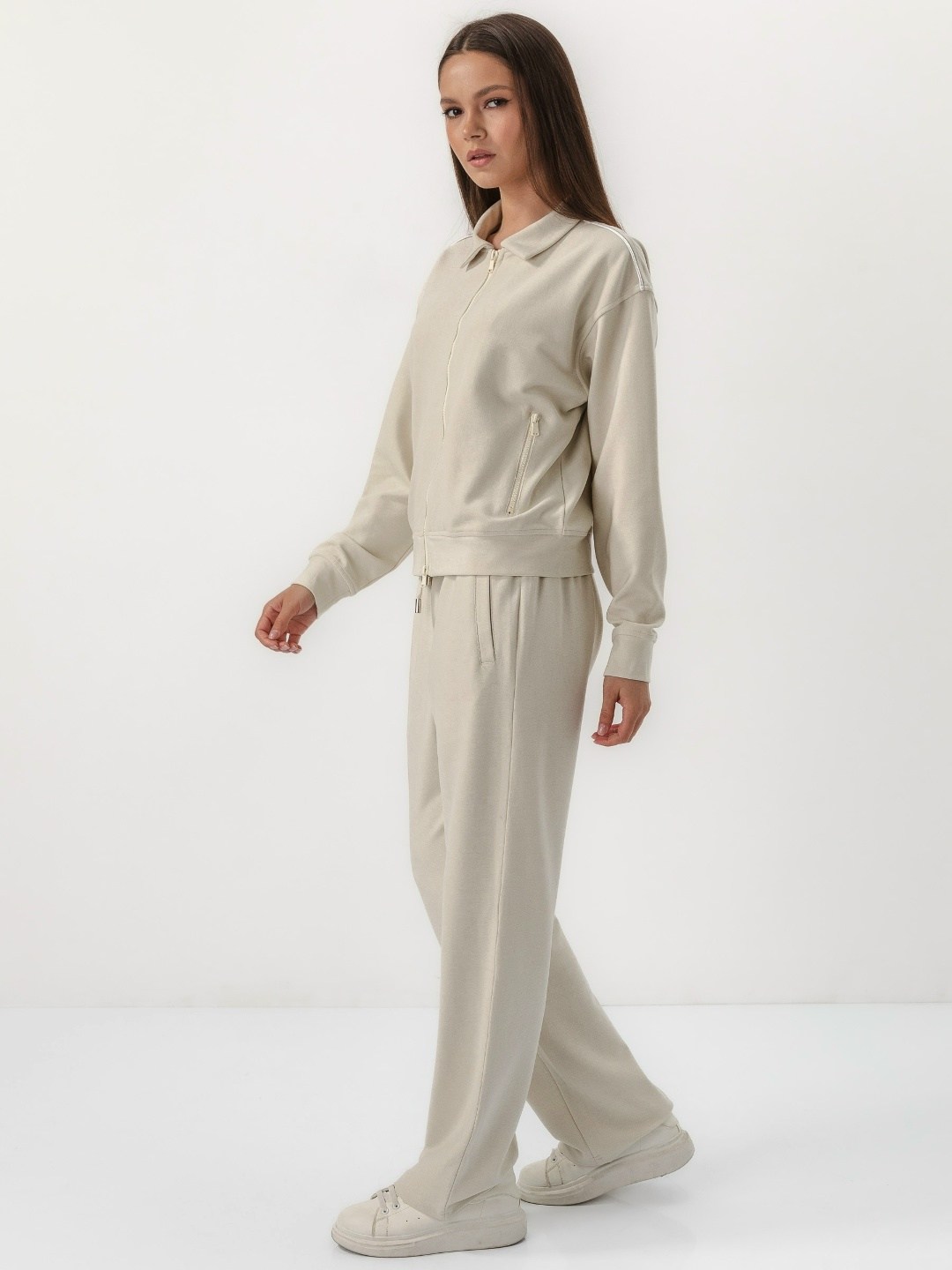 трикотажные костюмы,брюки трикотажные,костюм спортивный,бежевые брюки,костюм с брюками