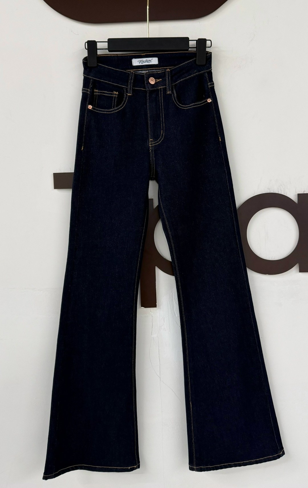 женские джинсы,расклешенные джинсы,стильные джинсы,джинсы клеш женские,прямые джинсы