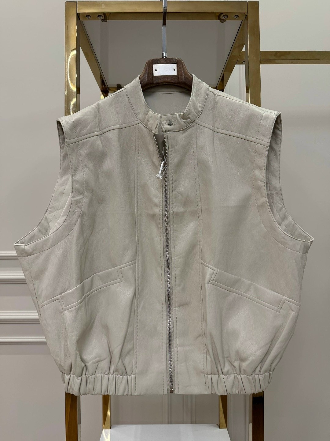 кожаный жилет,кожаный коричневый жилет,жилетка кожаная,кожаная безрукавка,жилет коричневый