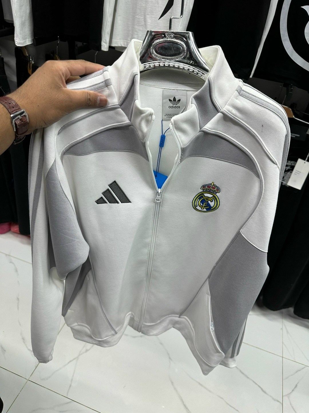 ветровка adidas real madrid,real madrid adidas white jacket,толстовка реал мадрид адидас,адидас реал мадрид,олимпийка реал мадрид адидас