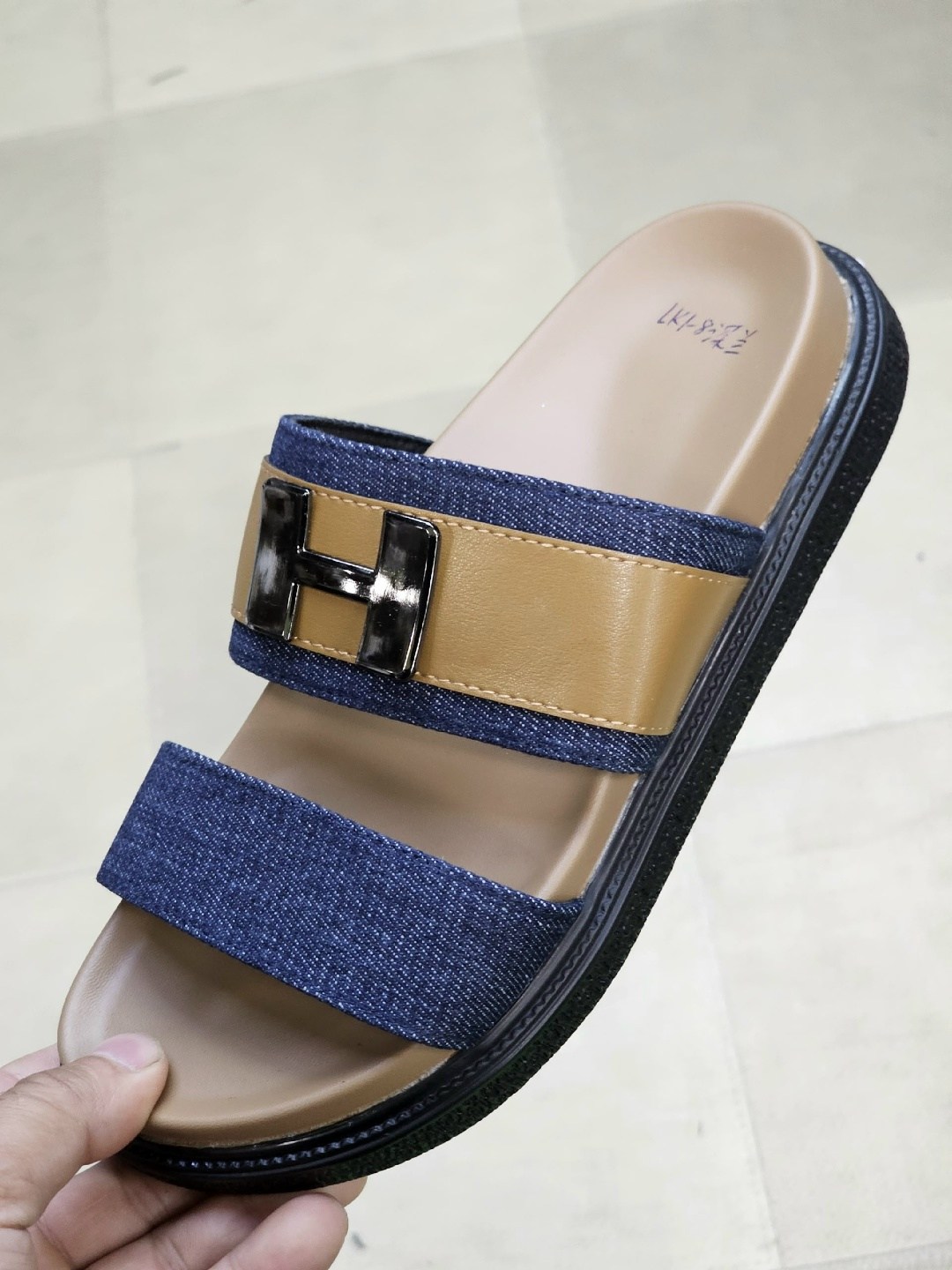 женские шлепанцы,шлёпанцы miu miu,шлепки миу миу,черные шлепанцы,модные шлепанцы