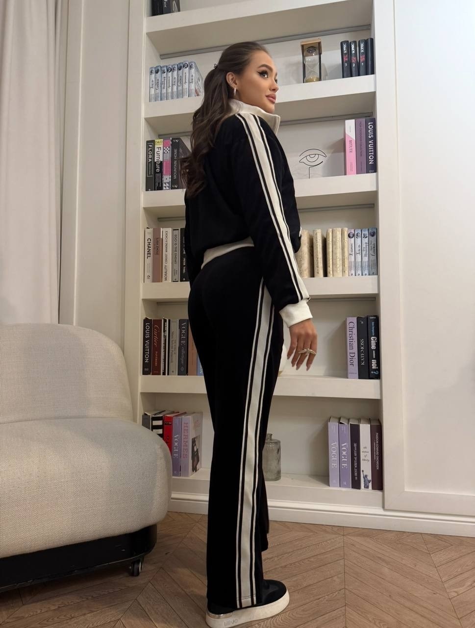 костюм спортивный женский,спортивный костюм,спортивный женский костюм велюровый с лампасами relax mode,женские костюмы,женский велюровый костюм с лампасами черный