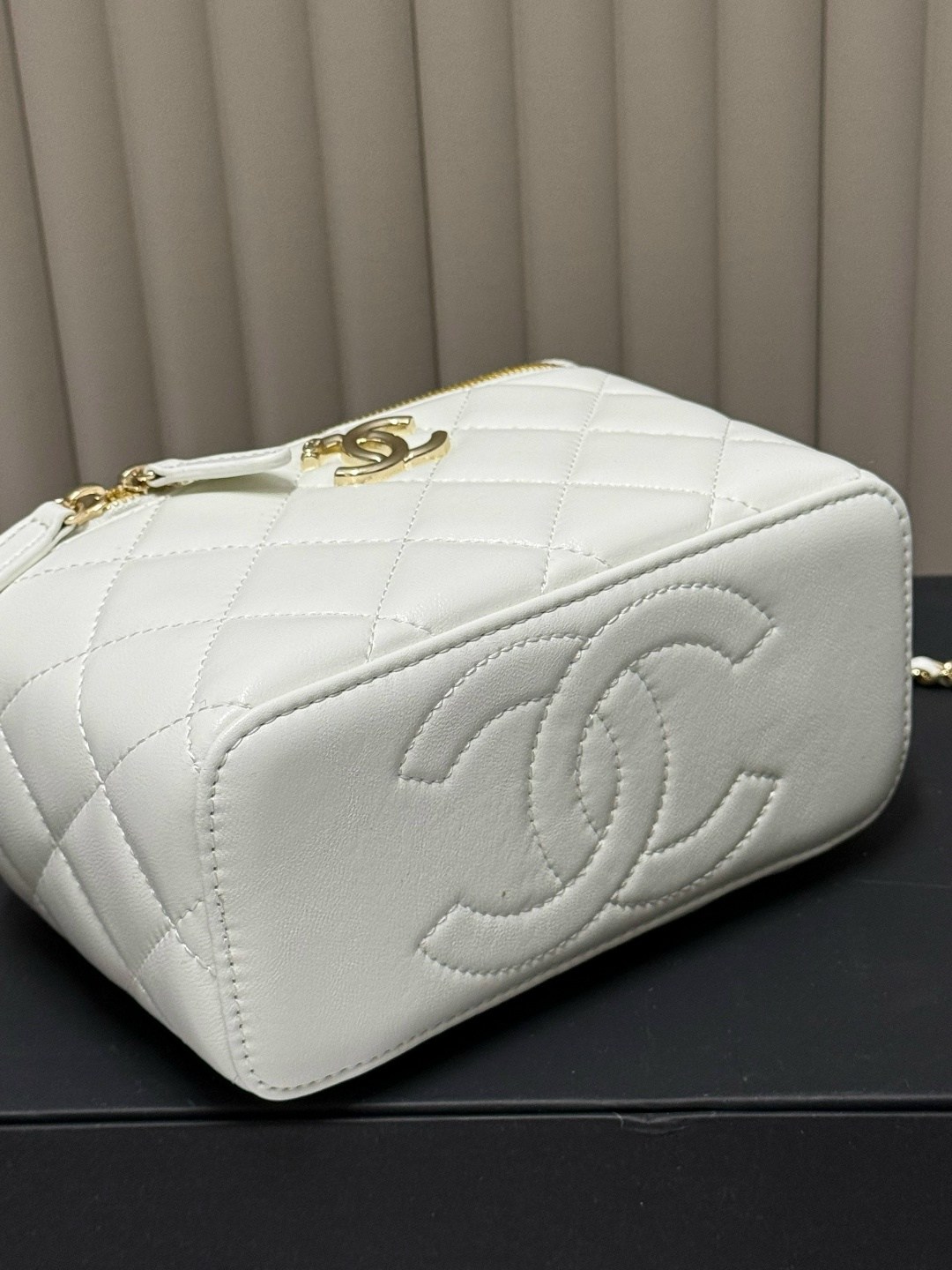 сумка chanel женская,белая кожаная сумка chanel vanity на цепочке,сумка chanel,сумка шанель,сумочка chanel