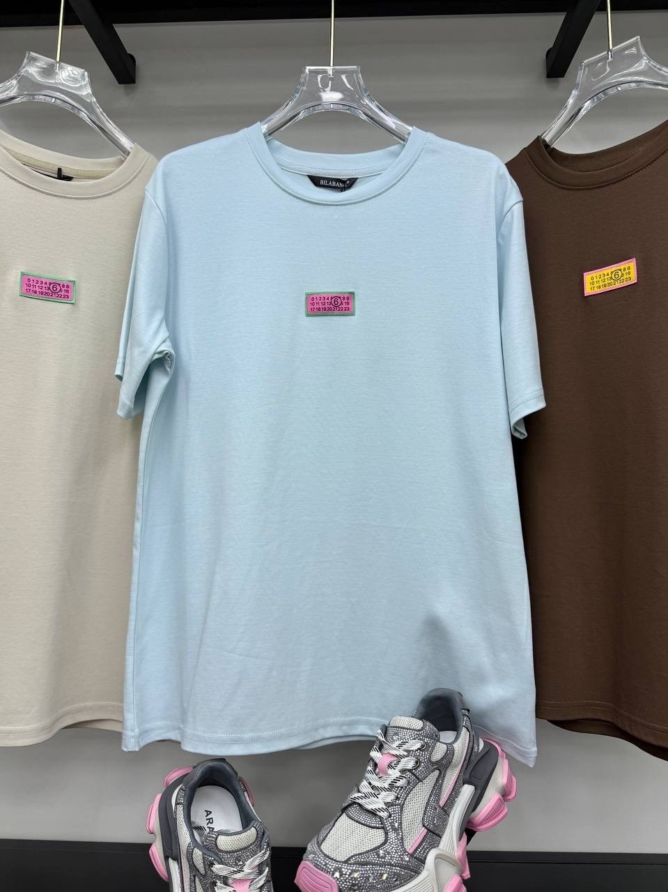 футболки женская,футболки женская оверсайз,голубые джинсы,футболка оверсайз,повседневная одежда