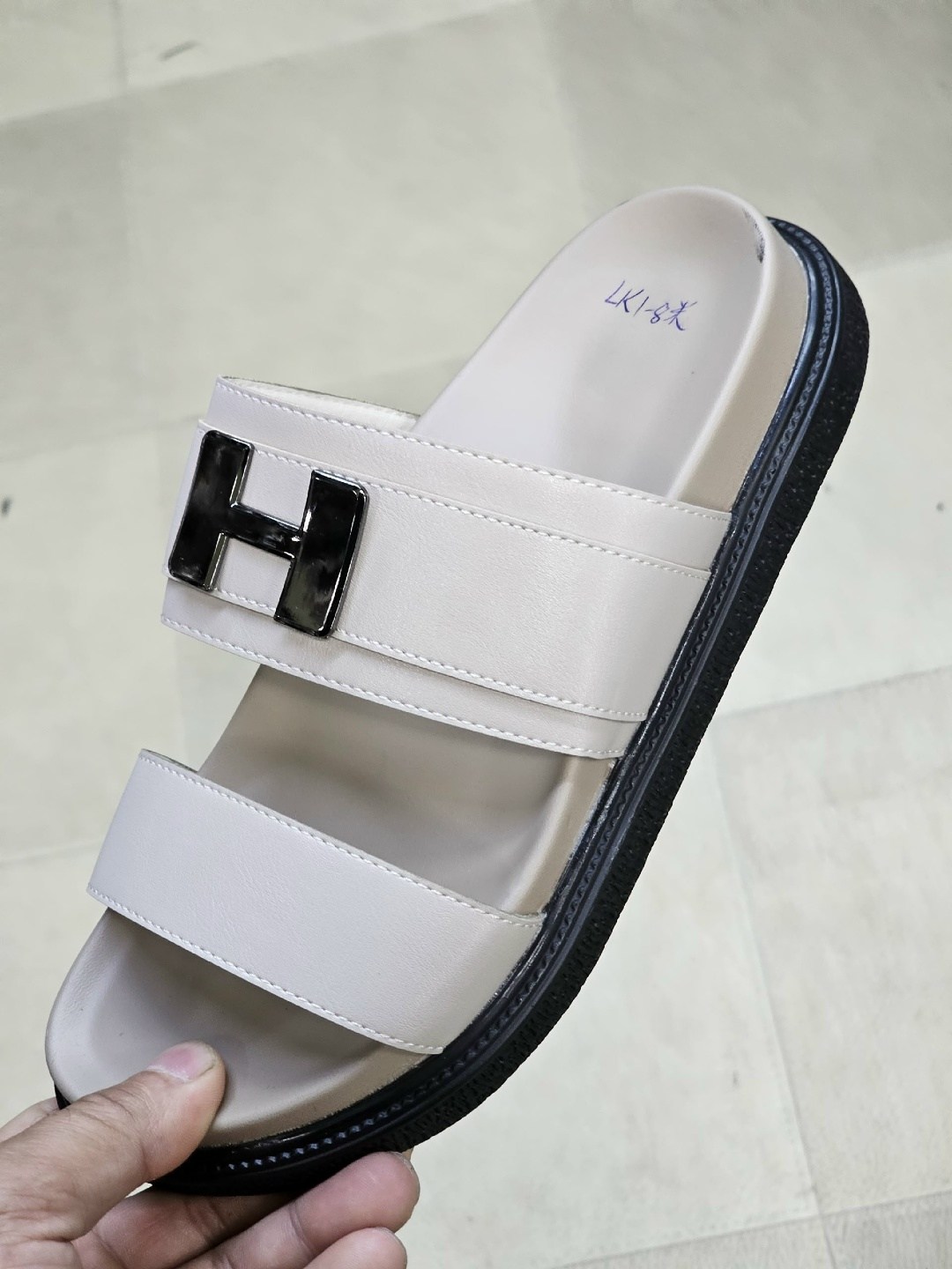 женские шлепанцы,шлёпанцы miu miu,шлепки миу миу,черные шлепанцы,модные шлепанцы