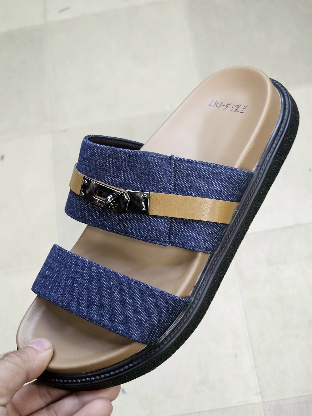 женские шлепанцы,шлёпанцы miu miu,шлепки миу миу,черные шлепанцы,модные шлепанцы