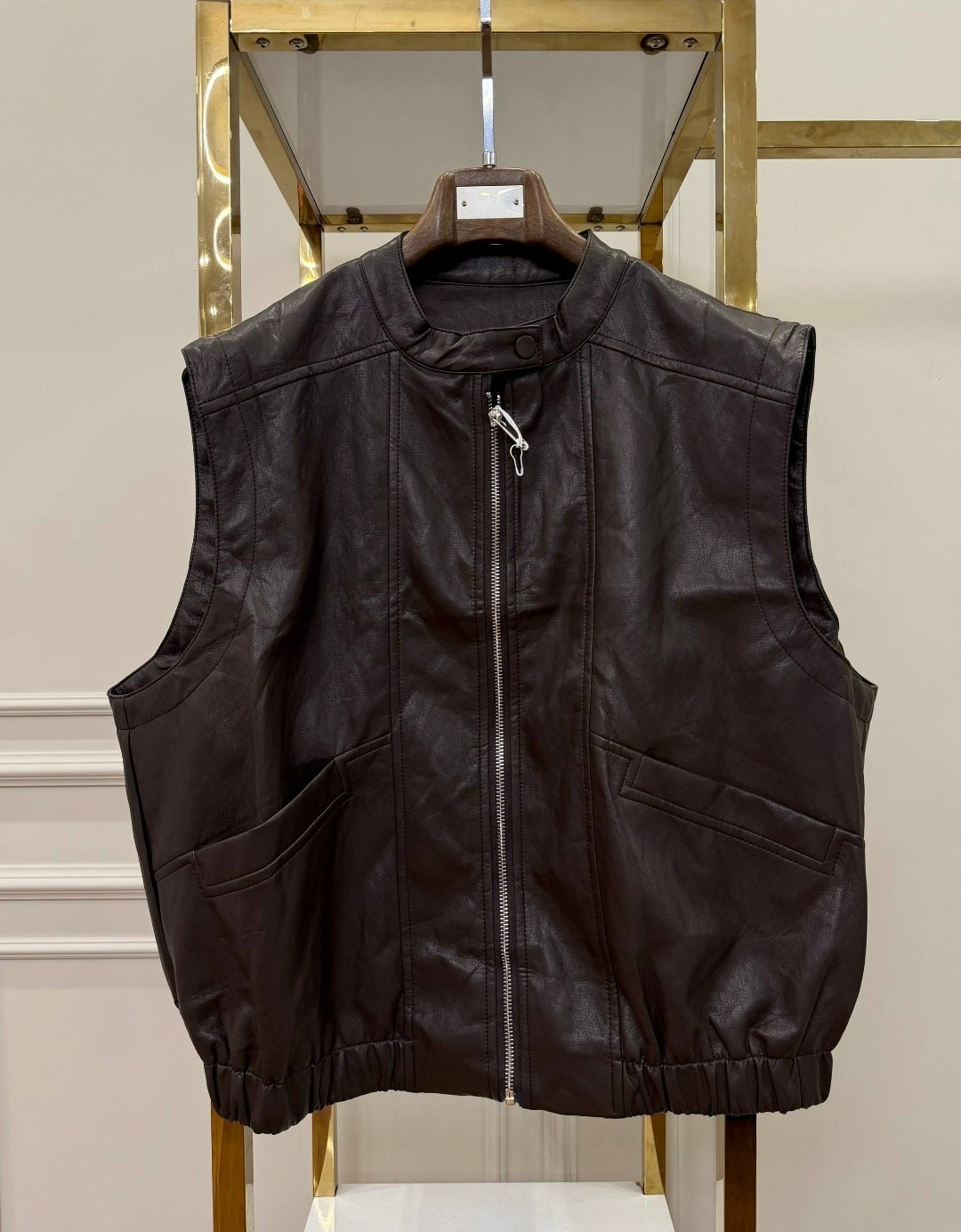 кожаный жилет,кожаный коричневый жилет,жилетка кожаная,кожаная безрукавка,жилет коричневый