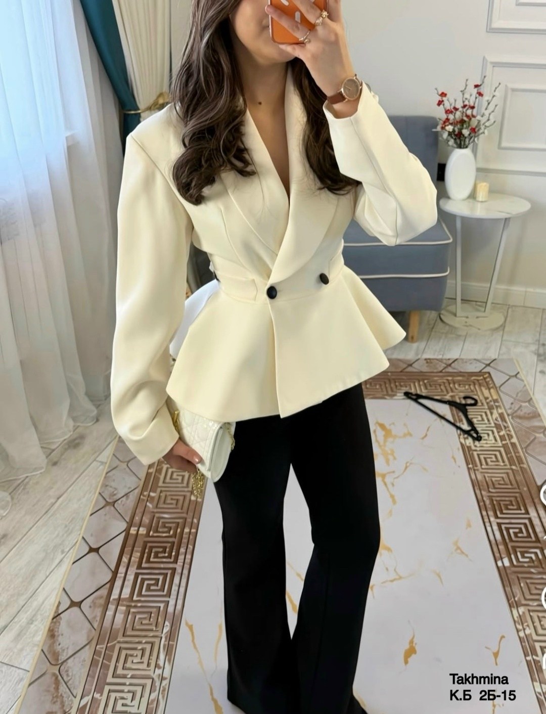 пиджак приталенный с баской bliss,стильные наряды,пиджак женский приталенный праздничный,черный классический костюм женский,брючный костюм классика avemod