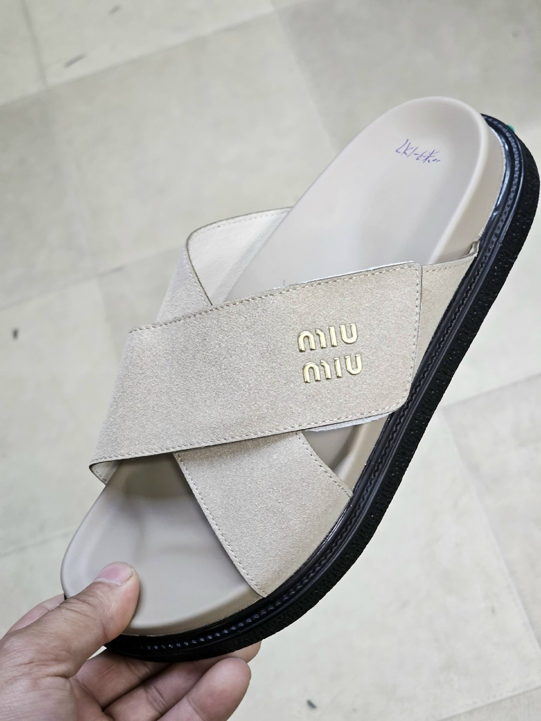 женские шлепанцы,шлёпанцы miu miu,шлепки миу миу,черные шлепанцы,модные шлепанцы
