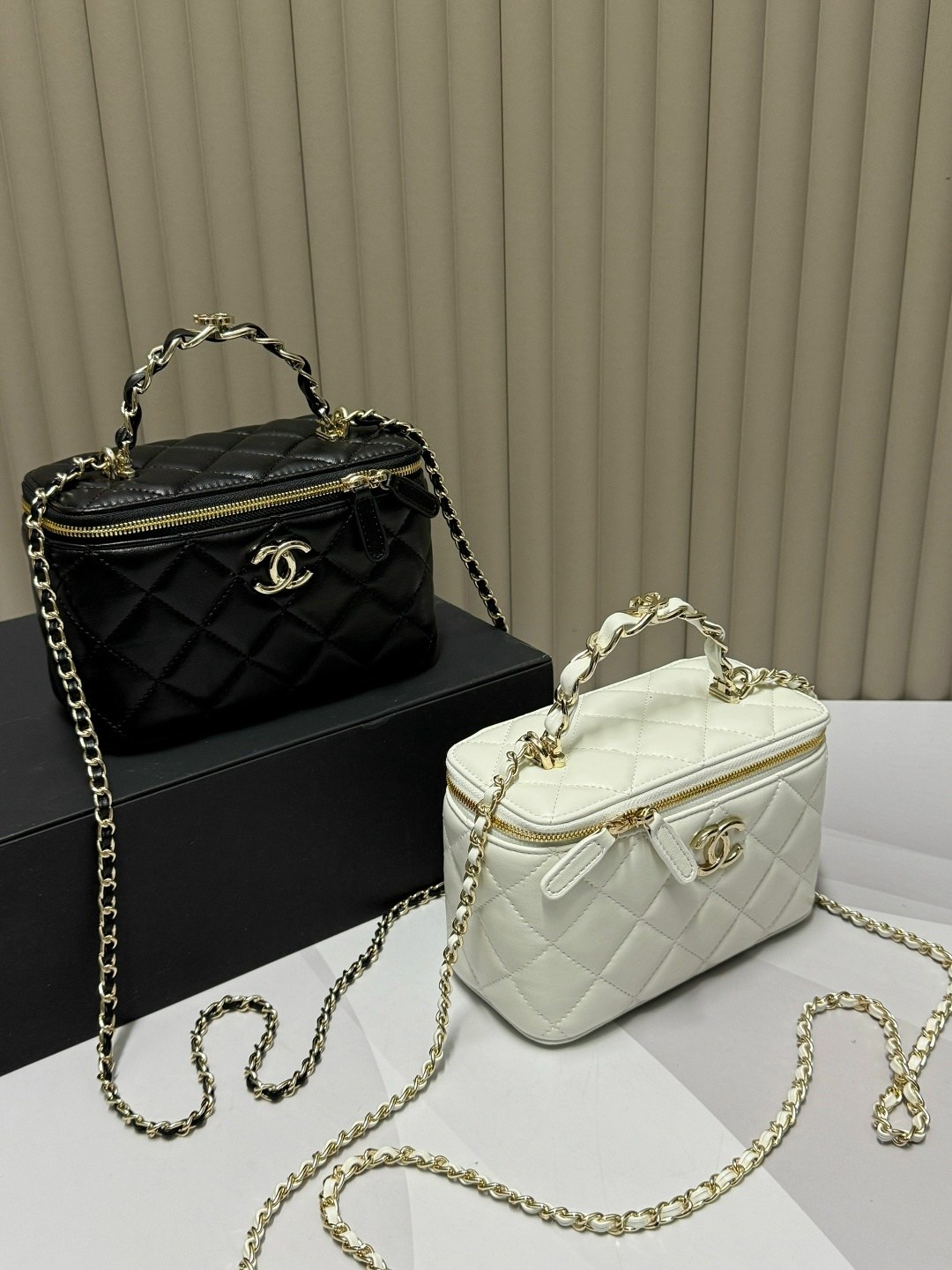 сумка chanel женская,белая кожаная сумка chanel vanity на цепочке,сумка chanel,сумка шанель,сумочка chanel