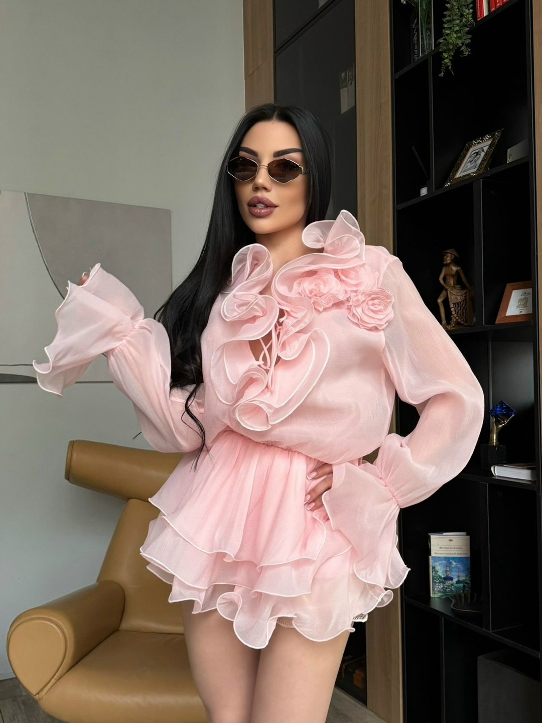 стильные костюмы,платье с рюшами,одежда стильная,модель платья с рюшами