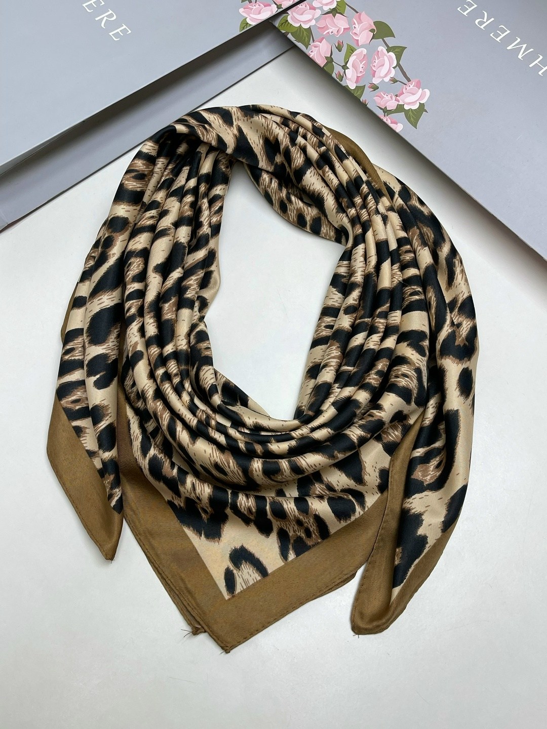 шарф платок женский шелковый,платок шелковый валентино серый.,платки шарф,тигровый платок,шарф платок шелковый