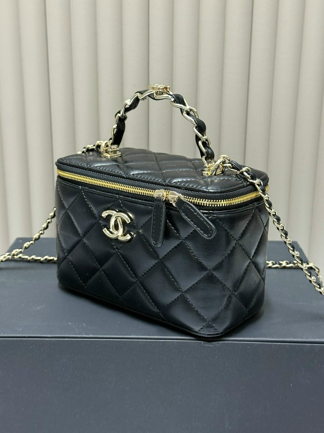 сумка chanel женская,белая кожаная сумка chanel vanity на цепочке,сумка chanel,сумка шанель,сумочка chanel