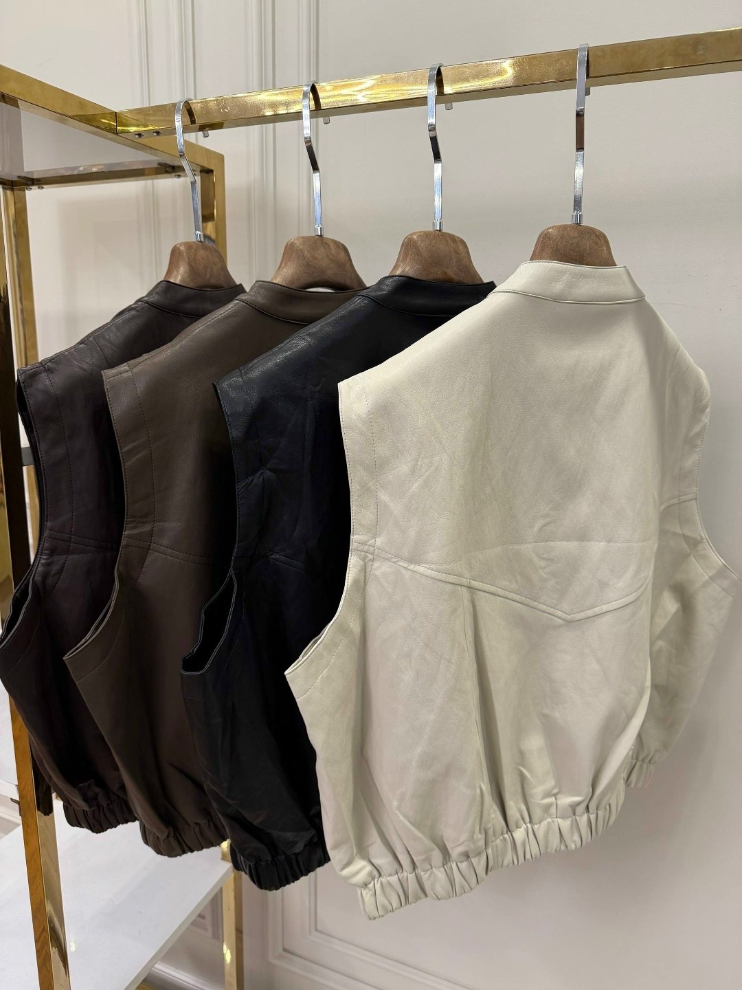 кожаный жилет,кожаный коричневый жилет,жилетка кожаная,кожаная безрукавка,жилет коричневый