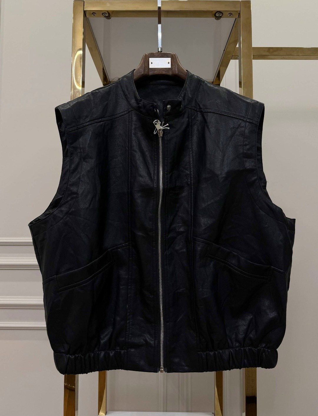 кожаный жилет,кожаный коричневый жилет,жилетка кожаная,кожаная безрукавка,жилет коричневый