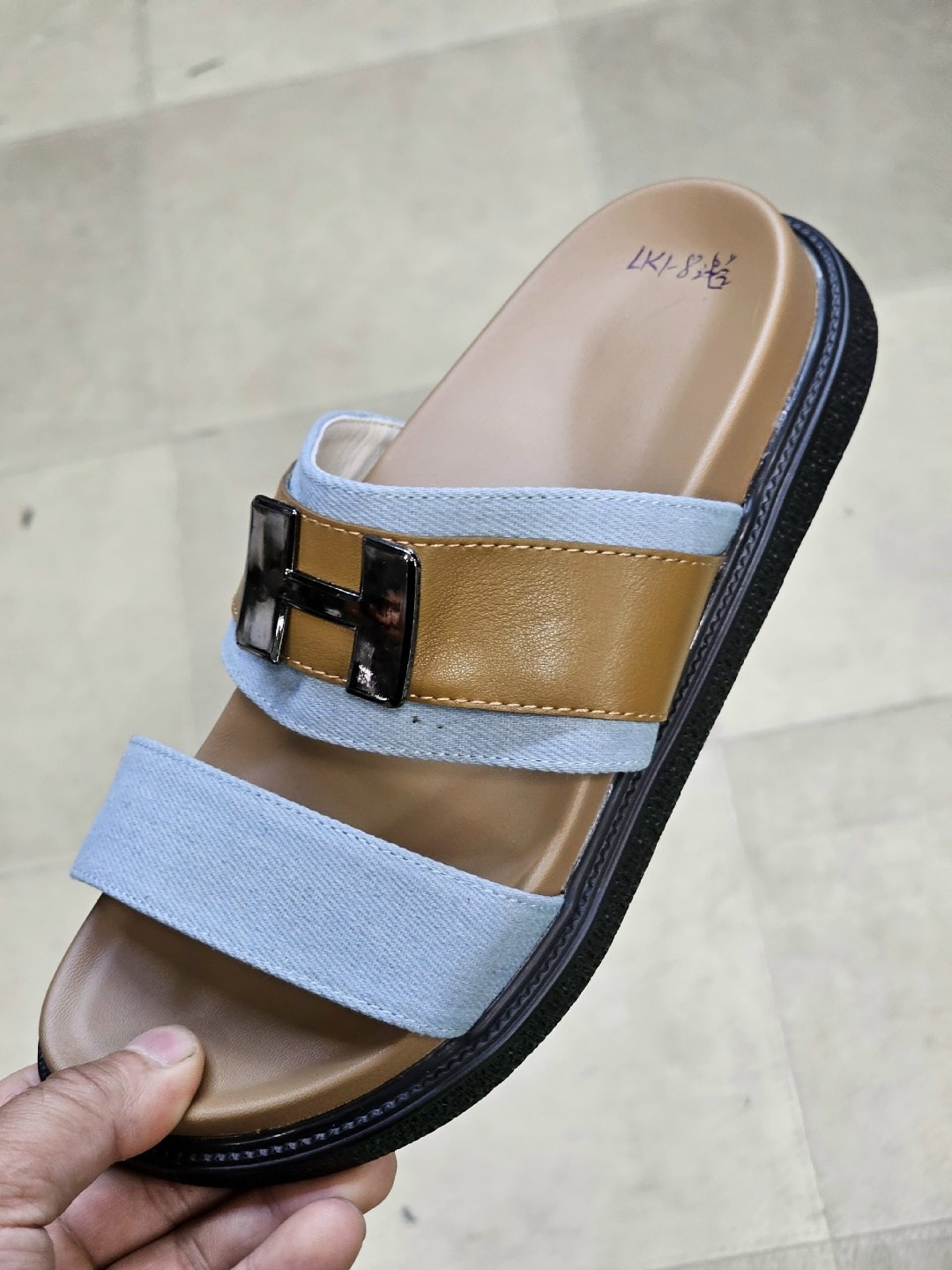 женские шлепанцы,шлёпанцы miu miu,шлепки миу миу,черные шлепанцы,модные шлепанцы