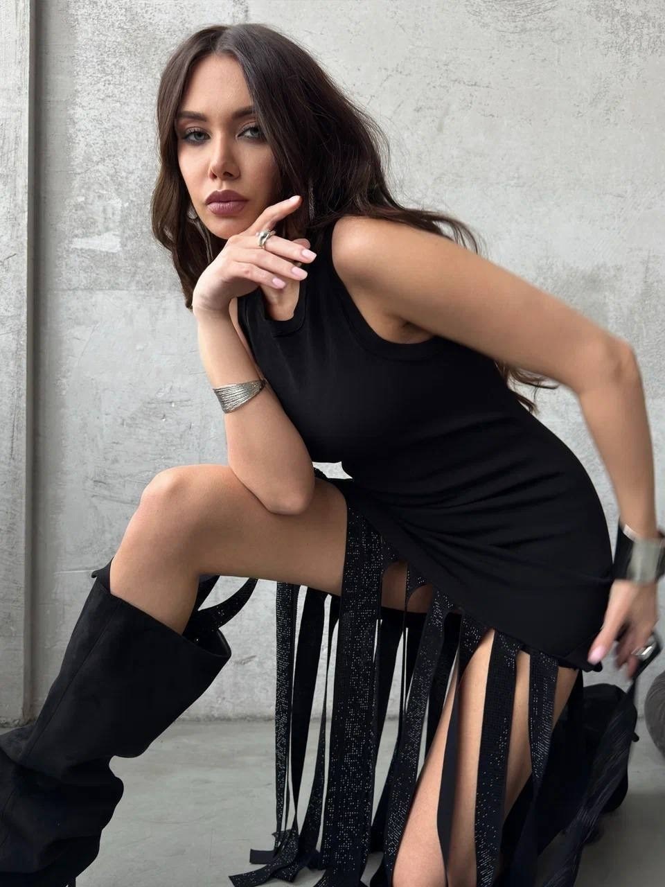 платье с бахромой,платье с бахромой чёрное,трикотажное платье с широкой бахромой,короткое прямое платье с бахромой,трикотажное платье с широкой бахромой brusnika