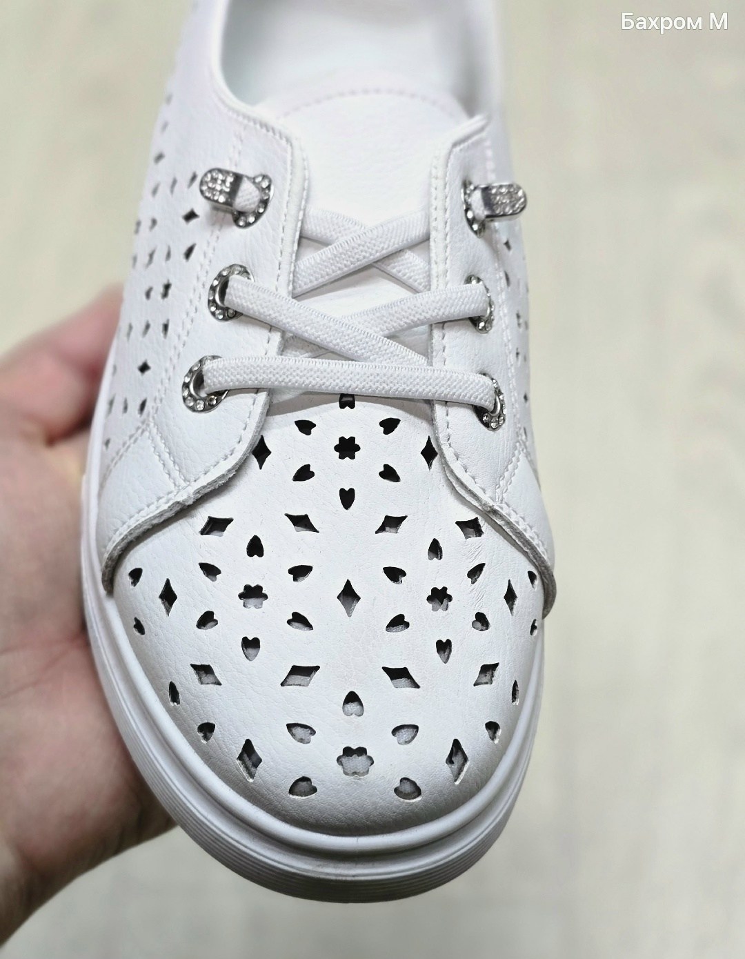 ,кеды перфорированные женские,кроссовки с перфорацией,туфли с перфорацией,мокасины белые с перфорацией