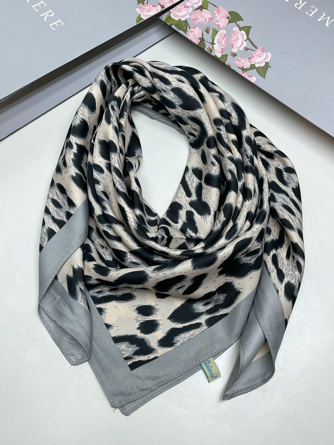 шарф платок женский шелковый,платок шелковый валентино серый.,платки шарф,тигровый платок,шарф платок шелковый