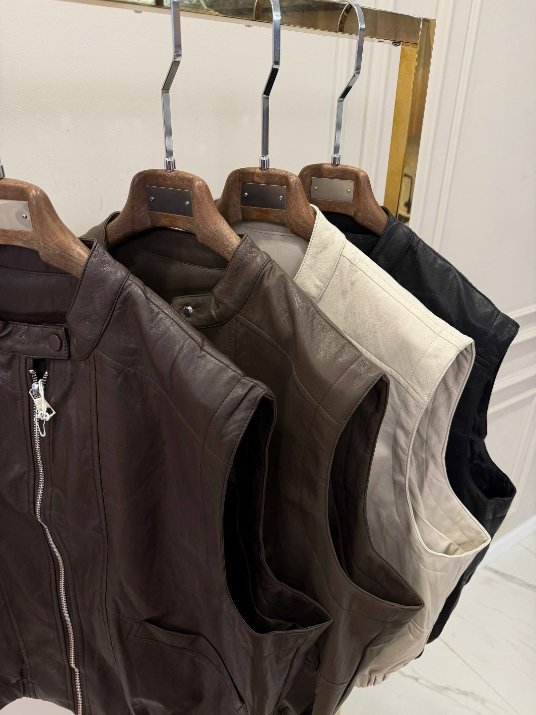 кожаный жилет,кожаный коричневый жилет,жилетка кожаная,кожаная безрукавка,жилет коричневый