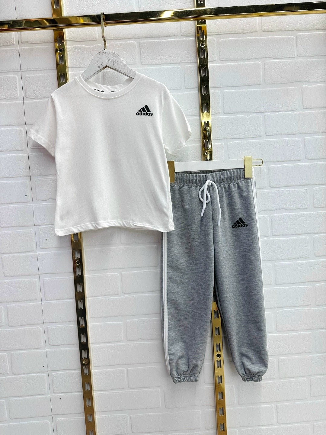 adidas essential,костюмы спортивный adidas,для мальчиков adidas,в спортивном костюме,спортивные костюмы адидас