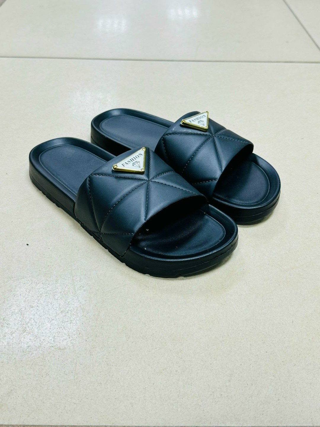 шлепанцы женские,женские сандалии,,шлепки женские,модные тапочки